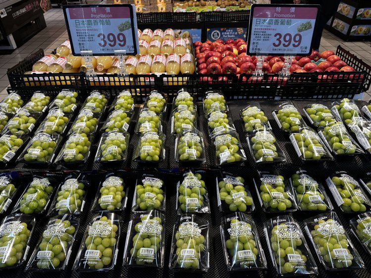 風味獨特的日本麝香葡萄，家樂福價格超實惠。記者黃筱晴／攝影