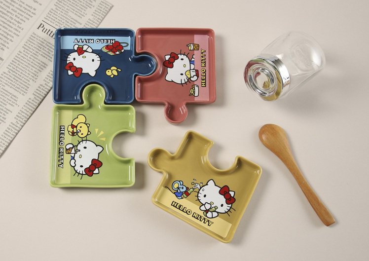 momo購物網10月集點加價購推出「Hello Kitty點滴回憶拼圖盤」，共有...