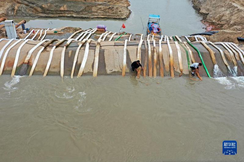 江西出現嚴重旱象。圖為9月8日，位於鄱陽湖畔的鐵河鄉，工作人員正從外河抽水灌溉農田。新華社
