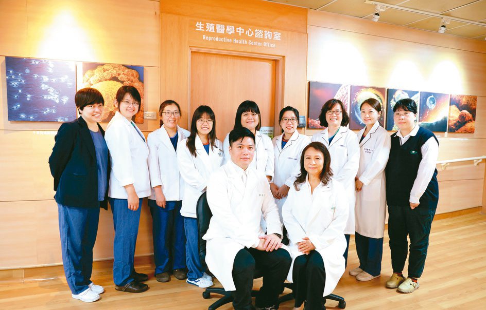 花蓮慈院生殖醫學中心由陳寶珠醫師（前排右）帶領團隊成功幫助許多不孕症夫妻找到生機...