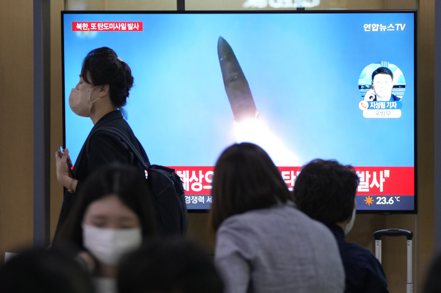 南韓首都首爾火車站電視螢幕28日播放北韓試射飛彈的畫面。美聯社