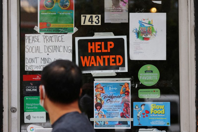 美國勞動需求持續強勁，上周初領失業救濟金人數降至4月來低點。路透