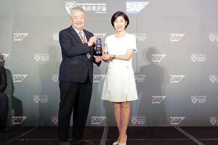 遠傳5G遠距診療平台在「數位轉型鼎革獎」摘二金，由總經理井琪（右）出席受獎。
遠傳電信／提供