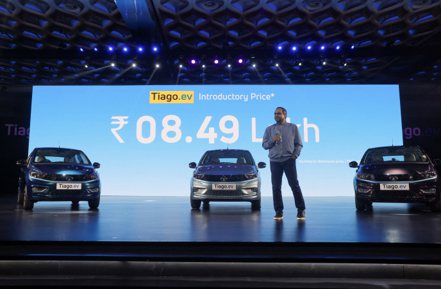 印度汽車大廠塔塔汽車28日推出該國最平價電動車，要價僅約1萬美元。（路透）
