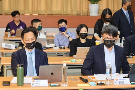 NCC舉行「台灣大哥大擬合併台灣之星案」聽證會，台灣大哥大總經理林之晨（前排左）與商務長林東閔（前排右）等主管出席。記者林伯東／攝影