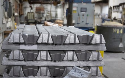 在LME交易的鋁價29日勁揚8.5%，漲抵每噸2,305美元，創下歷來最大盤中漲幅。 （路透）