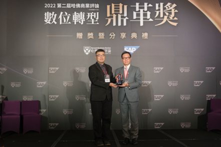 數位發展部政務次長李懷仁（左）頒發「綜合數位轉型獎-服務業組」楷模獎，由玉山銀行數位長唐枬（右）代表受獎。玉山銀行／提供