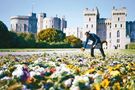 溫莎城堡是英國王室所有，女王駕崩後，城堡外擺滿民眾獻花。（美聯社）