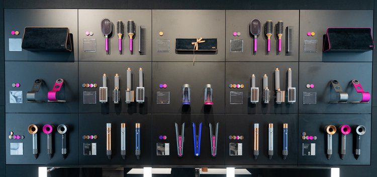 在體驗店限定的Beauty Lab美髮專區，消費者可以親身體驗Dyson美髮造型...