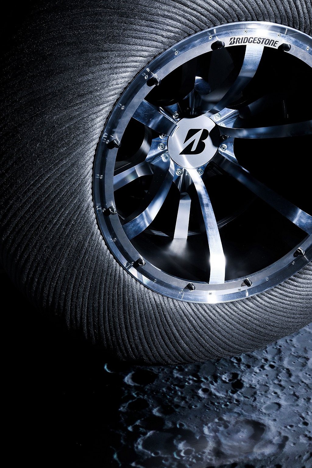在太空極端地形和氣候下，日本普利司通提供月球地形車輪胎的卓越功能和安全。 圖／日...