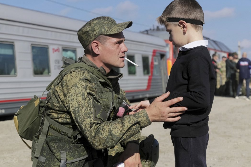 一個俄兵爸爸在火車站跟孩子道別。 圖／法新社