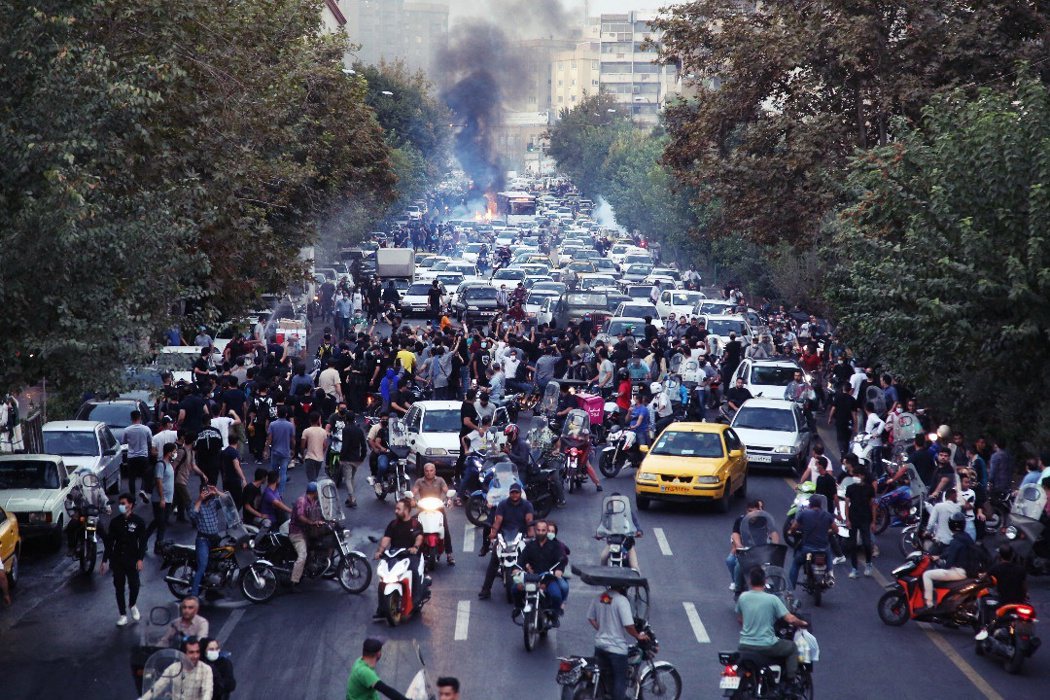 9月21日，伊朗首都德黑蘭的「阿米尼」抗議示威行動。 圖／法新社 
