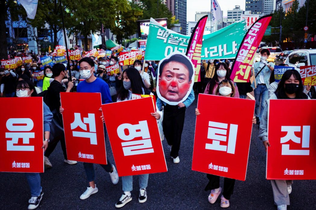 9月24日，上百位示威者聚集在首爾，要求尹錫悅與妻子金健熙下台。 圖／美聯社