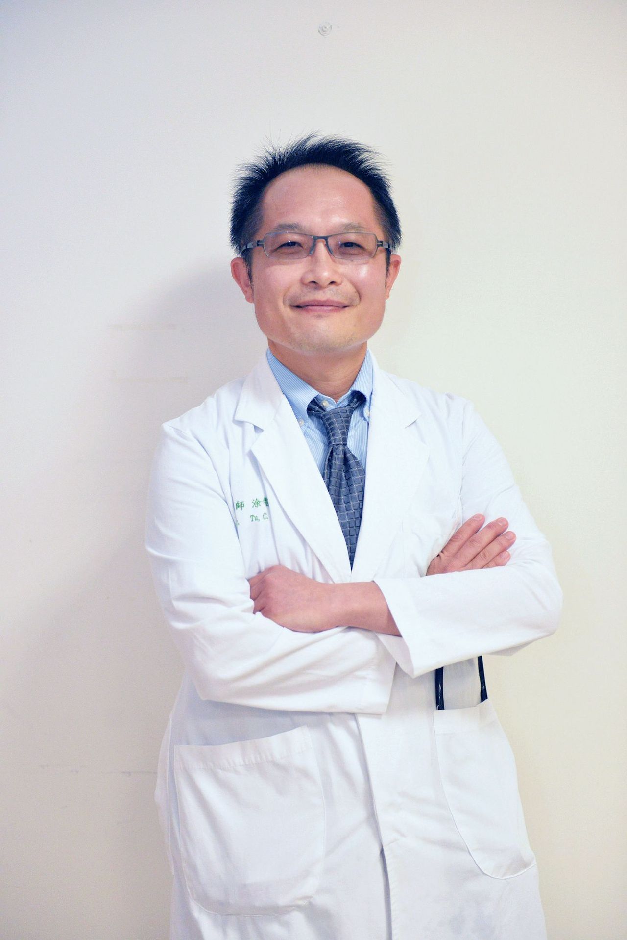 中國附醫內科部胸腔內科涂智彥主任提醒，「目前國人每四人，就有一人曾確診過新冠肺炎。流感季即將來臨，要慎防新一波的流感、肺炎潮來襲。」