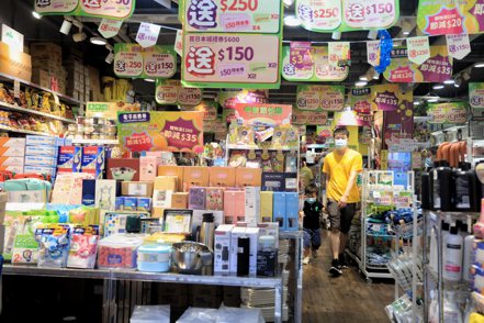 香港避免經濟衰退的努力受到了新冠疫情防控措施和其他不利海外因素阻礙，當地8月零售銷售意外萎縮。香港中通社