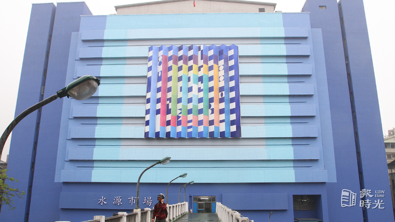 由以色列藝術家亞柯夫‧亞剛設計的水源市場公共藝術作品「水源之心」昨天上午完成，除了運用繽紛的色彩，更將立體複形畫放大呈現，是全世界最大件複行畫公共藝術作品。 圖／聯合報系資料照 （2010-05-09　高智洋攝影）