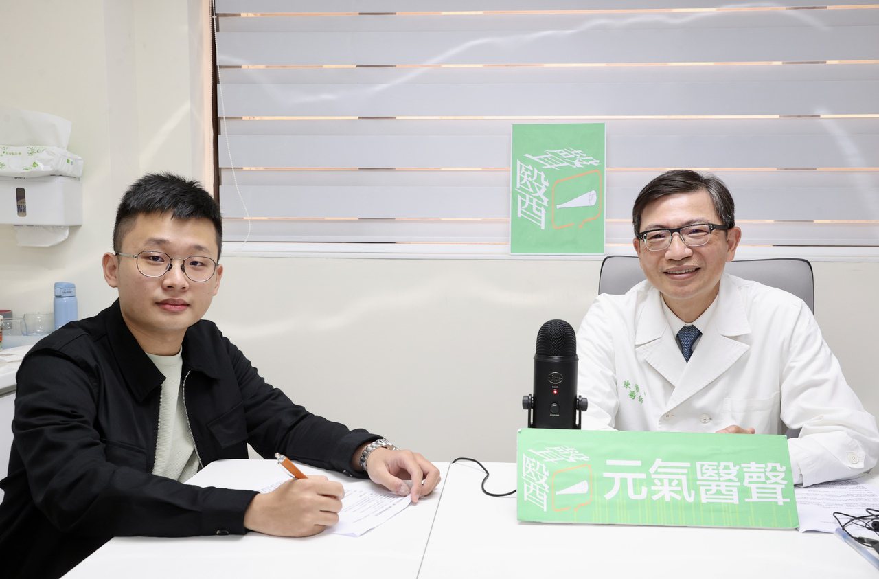 台大醫院癌醫中心分院副院長陳晉興（右）在「元氣醫聲」Podcast專訪中，與主持人談到台灣外科人才培育的方向，並針對留才提出三大建言。記者林俊良／攝影