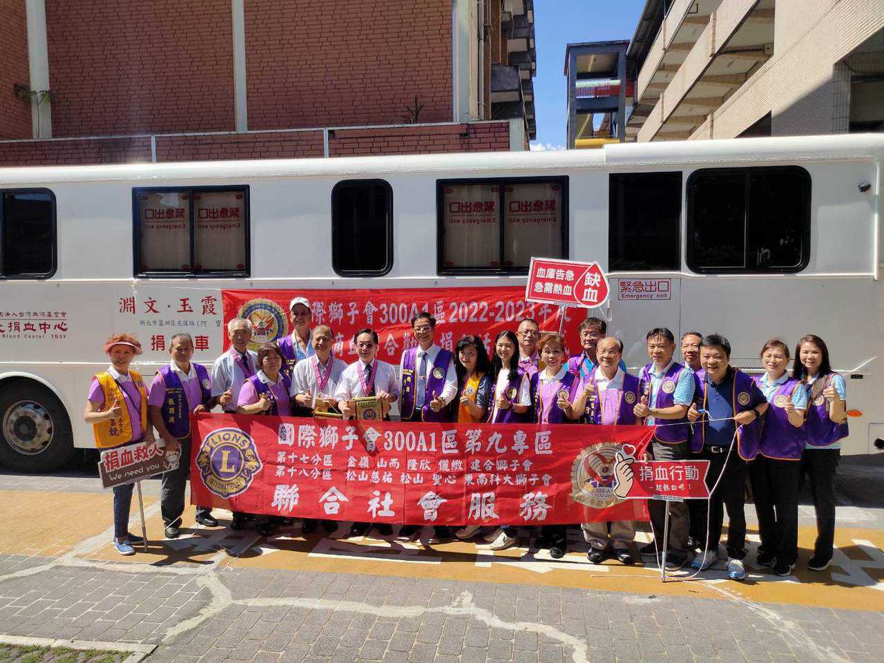 東南科技大學李清吟校長(左7)代表該校教職員生與獅子會300A1區陳金前總監(左8)等會員幹部。 東南科大/提供