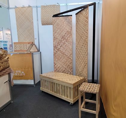 月桃板材是結合了阿美族傳統編織技藝，所創造出來的環保建材，不論是硬式板材或是軟性...