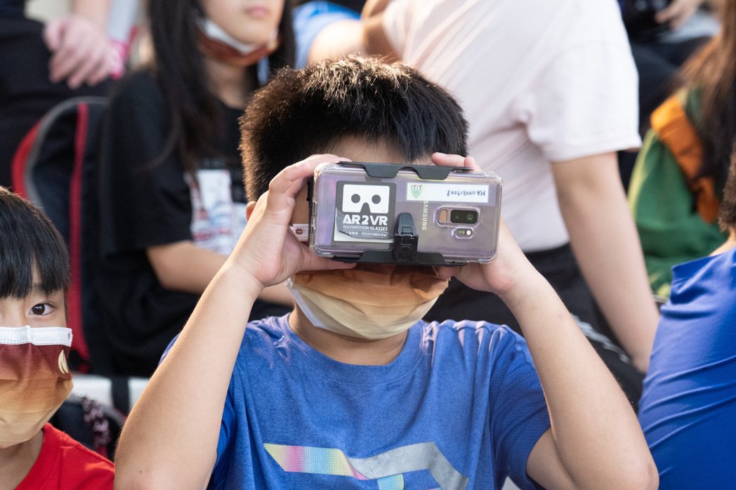小朋友體驗用VR暢遊臺北市立動物園、臺北科教館。 NCC/提供