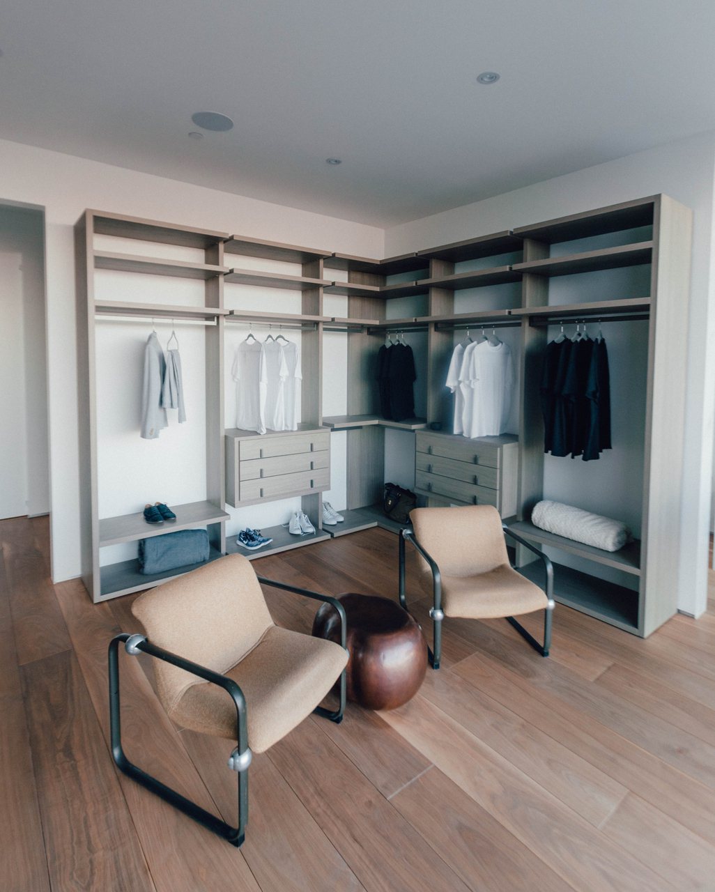L字型更衣室能善用家中的一隅角落，加大衣物和私人物品的可能性。Photo by ...
