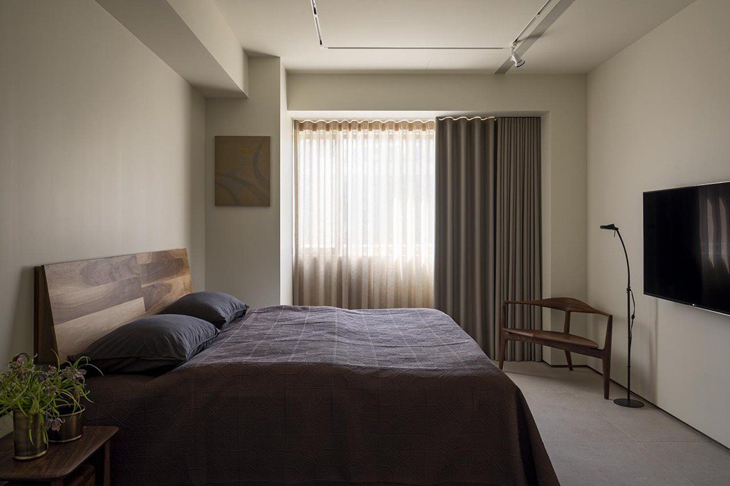 臥室選用胡桃木溫潤包覆場景。