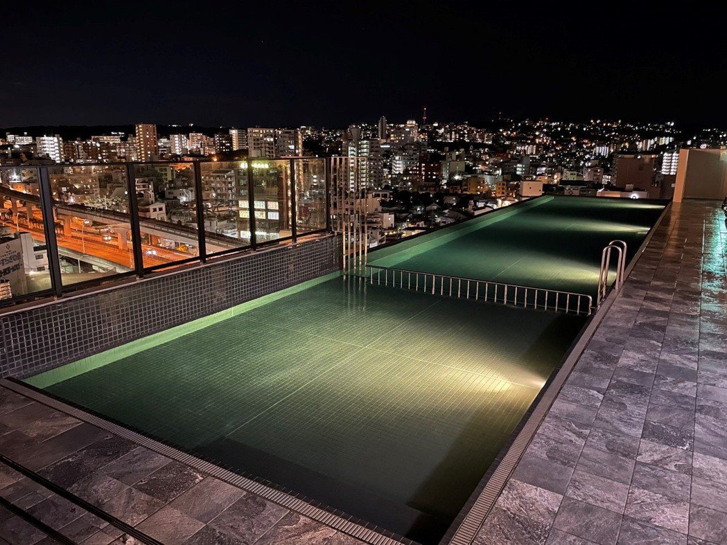 13樓無邊際游泳池。万京國際行銷有限公司提供