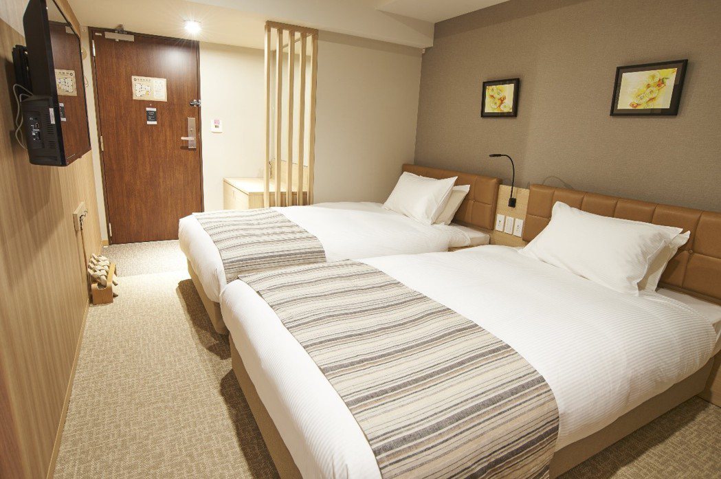 房間設計以天然木材顏色為基調的平靜設計。万京國際行銷有限公司提供