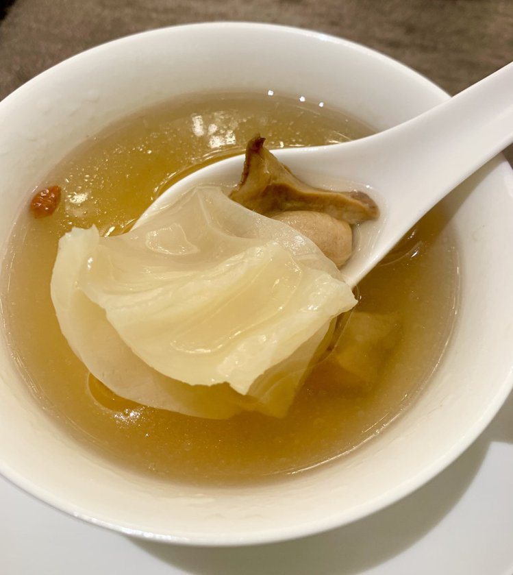 蔡珠兒、裴偉、詹宏志一致將盤投給「花膠螺頭湯」。圖／蔡珠兒提供