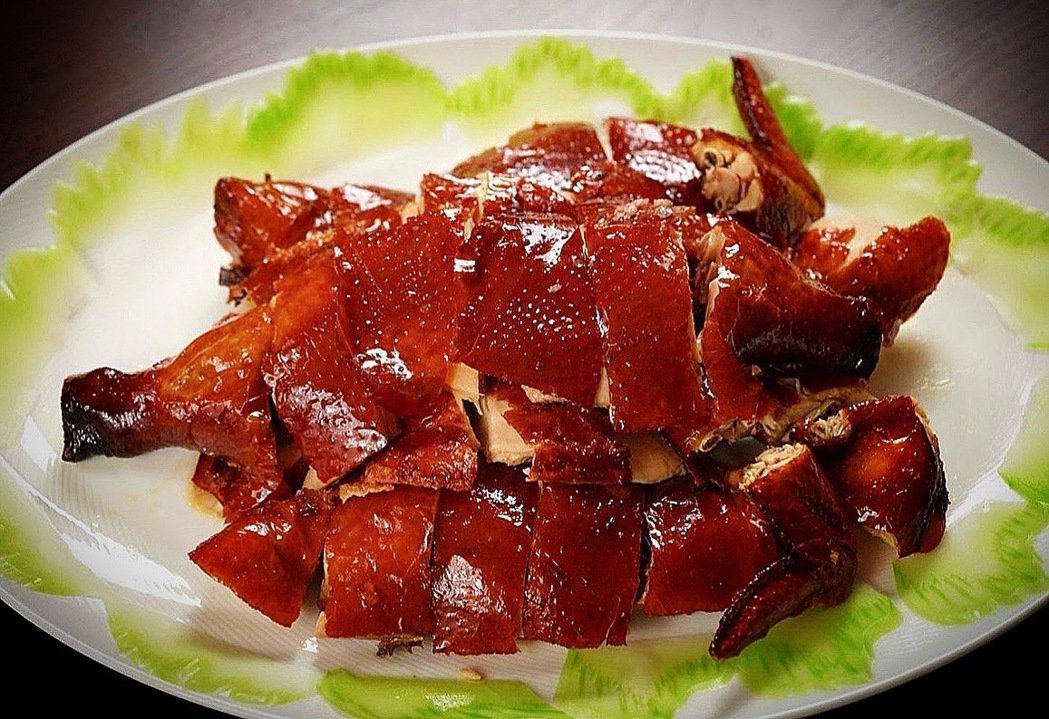 「朧粵Longyue」的功夫菜「手吊脆皮雞」，獲得4個盤子領先群雄。圖／業者提供