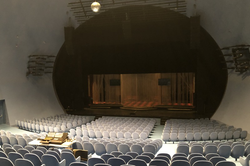 台北表演藝術中心劇院座椅都由建築師庫哈斯設計，他要求大劇院、球劇場、藍盒子座椅形狀分別須是長形、圓形、方形，圖為球劇場座椅。記者何定照／攝影