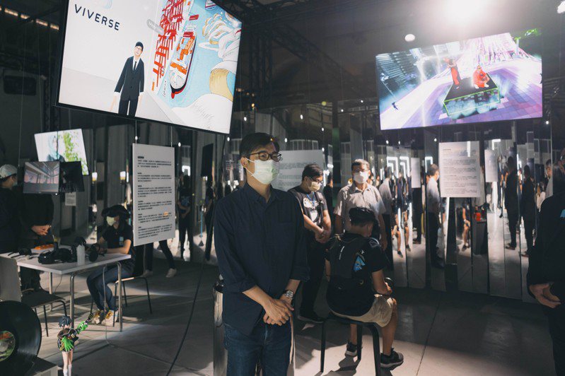 高雄市市長陳其邁參觀《LOG ING》展區中Beatday全息音樂元宇宙。圖／宏達電提供