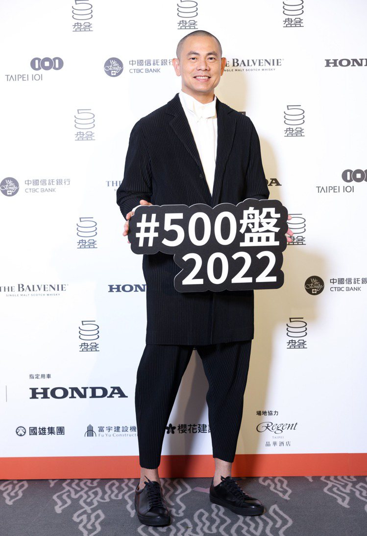國際名廚江振誠全程參與500盤典禮，精心搭配的服裝也讓他成為全場焦點。圖／500輯攝影團隊提供
