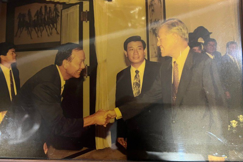 台南七股漁民郭永慶的父親郭相近曾獲神農獎，還獲李登輝總統接見，今年86歲還在經營。圖／郭永慶提供
