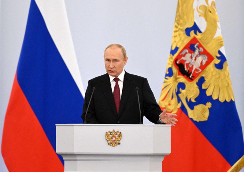 俄國總統普亭30日簽署條約，正式併吞烏東及烏南四州。（法新社）