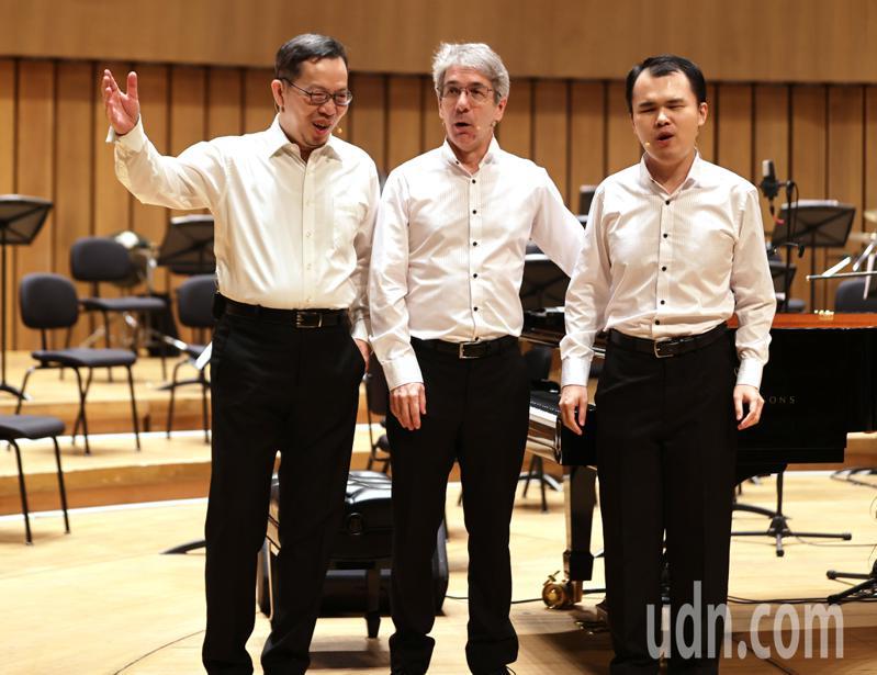 "Non-stop Sound - Rap Piano Concert" by the funny pianist Fan der Teng (middle) and the talented visually impaired pianist Xu Zhecheng (right), leading the audience in the most humorous way in the name of the famous cross talk, mutual complaints and exchanges Entering this music journey, the 2.0 version upgraded this year, the conductor Lu Jingmin (left) joined the battle.  Reporter Liu Xuesheng/Photography