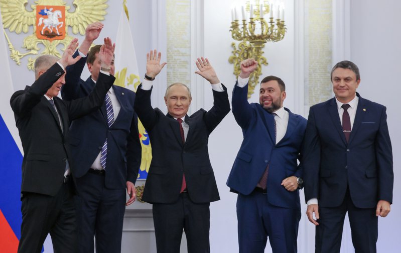 俄國總統普亭（中）與他任命的四名被兼併的烏克蘭州行政長官，共同舉臂歡呼。（美聯社）