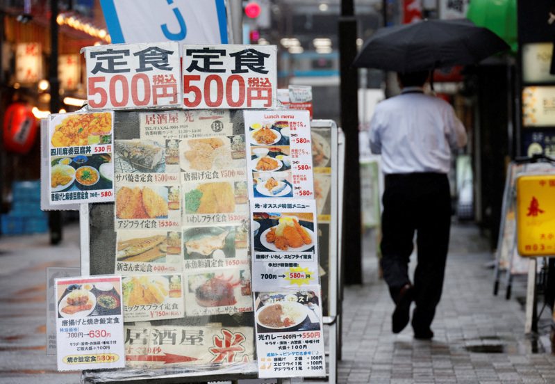 日本消费市场万物齐涨，今年10月包括啤酒等饮料及加工食品等食品，共有高达6699项商品调涨售价，创今年单月新高。图为日本街头示意图。路透社(photo:UDN)