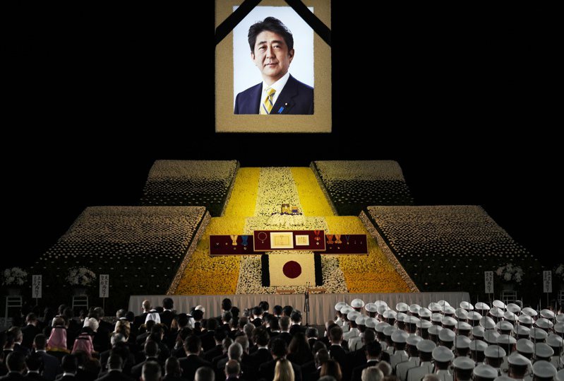 日本警視廳今天表示，負責前首相安倍晉三「國葬」維安任務的警察，一度搞丟4把裝填實彈的警用手槍。美聯社