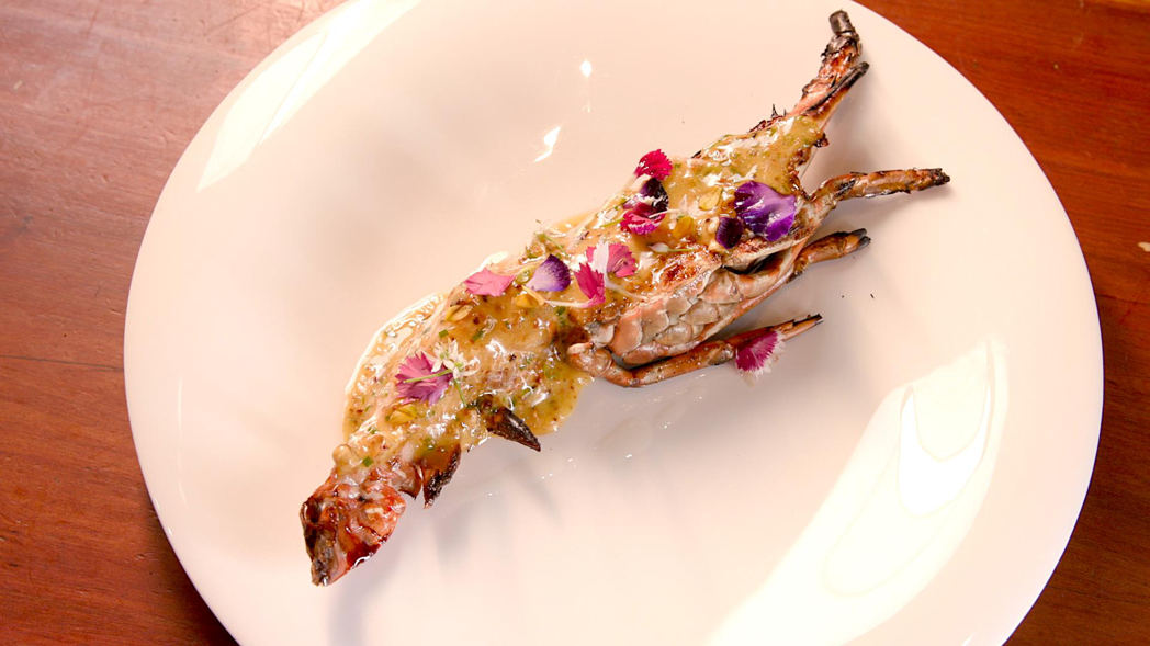 AKAME選用台東的野生龍蝦，高溫烘烤後與醬汁堆疊出豐富而迷人的層次。圖／500...