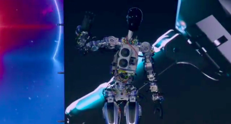 特斯拉執行長馬斯克9月30日在特斯拉AI日上展示了外界引頸期盼的人形機器人Optimus，馬斯克曾表示，機器人業務將比汽車更有價值。截自推特影片