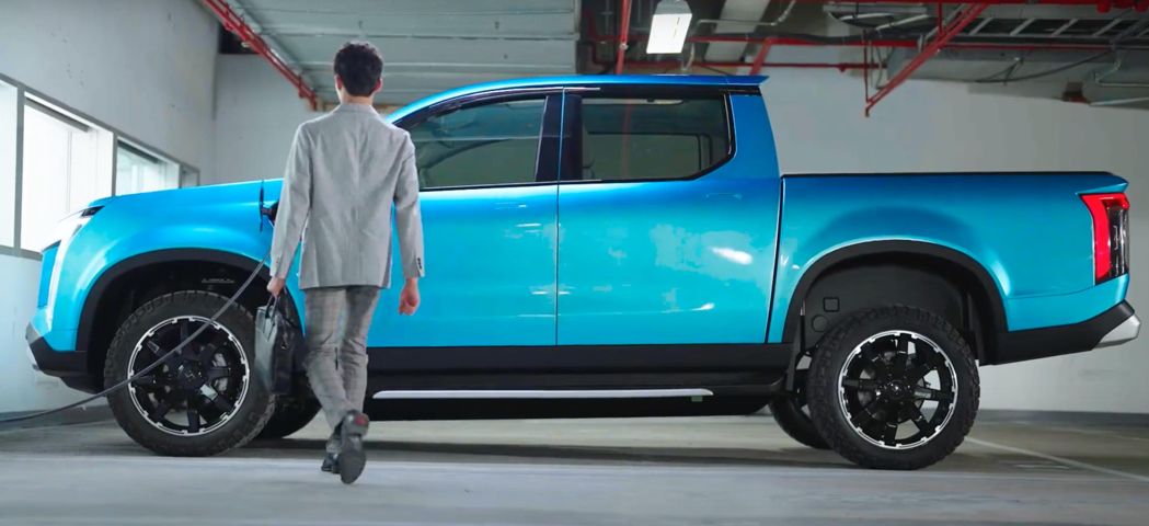 鴻海也在本周釋出Model V電動皮卡的車款外觀與內裝影片。圖／擷取自2022 ...