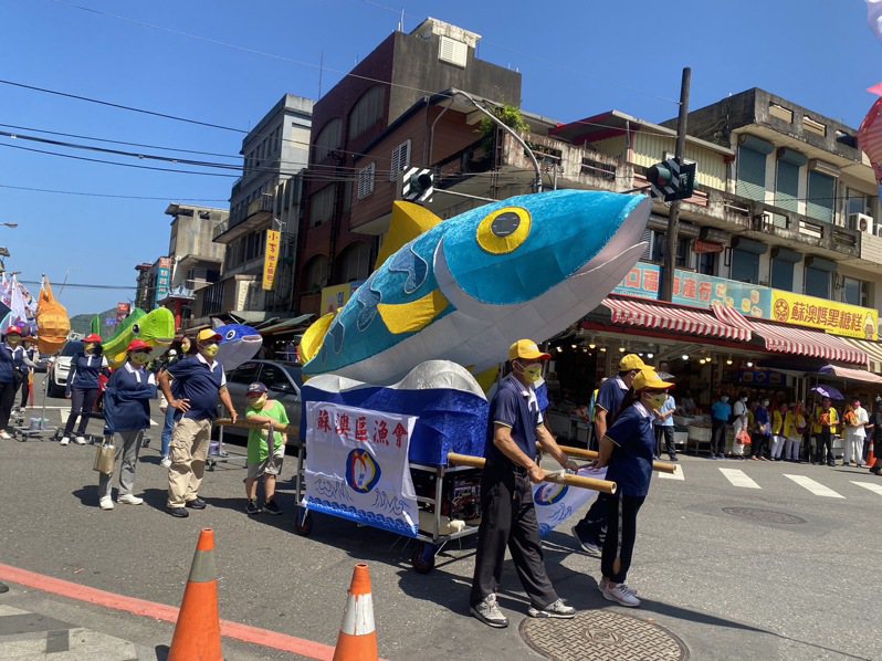 「鯖魚祭」熱鬧踩街，現場熱鬧滾滾。圖／蘇澳鎮公所提供