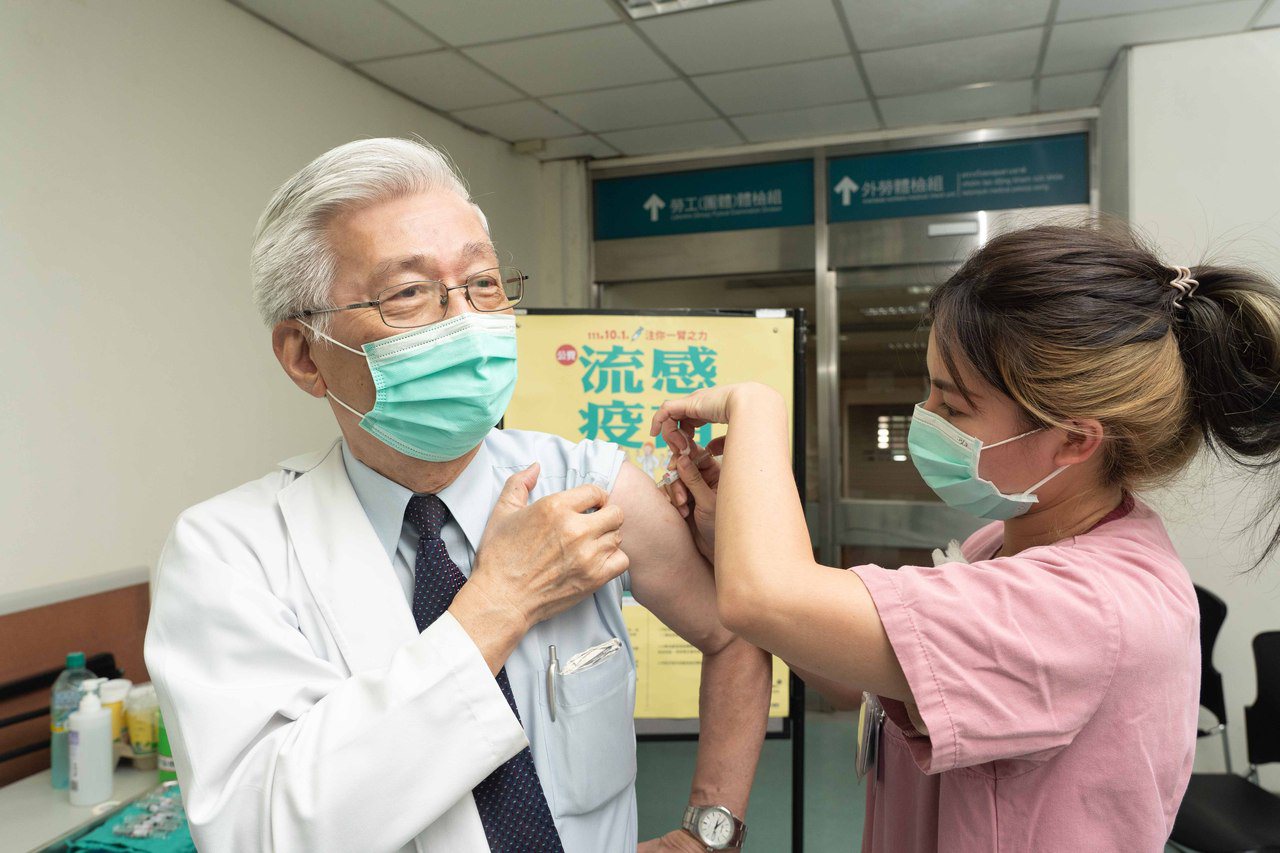 光田總院長王乃弘今天率先施打流感疫苗，並呼籲民眾早日接種。圖／光田綜合醫院提供