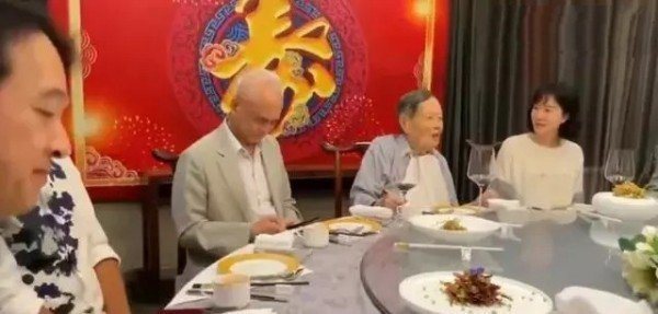 有網友近日曬出大陸著名物理學家楊振寧百歲生日宴的一段影片。（取自鳳凰網）
