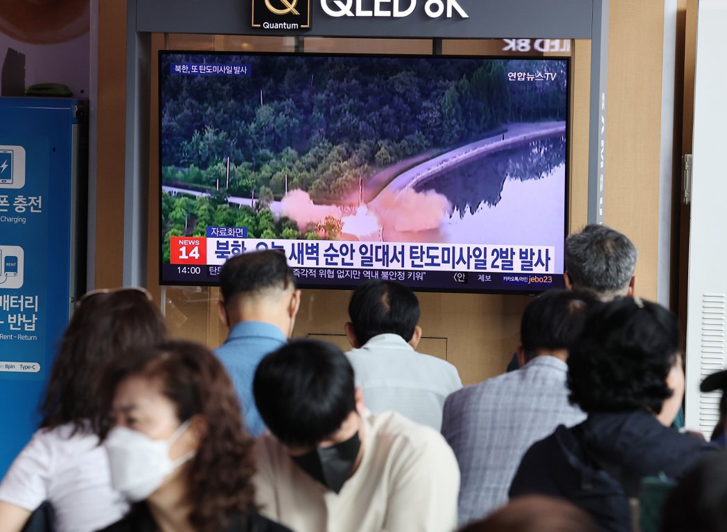 首爾車站大電視1日播放北韓試射飛彈的新聞。（歐新社）