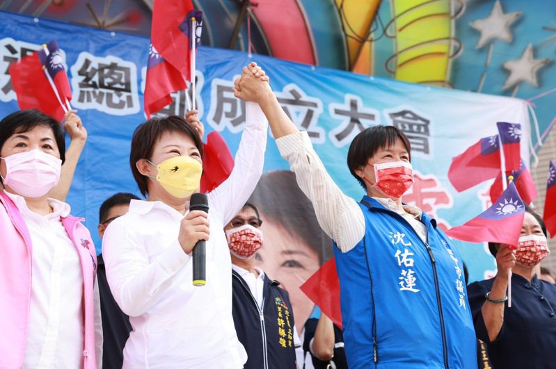 國民黨台中市長盧秀燕（左二）今赴北屯區，與市議員沈佑蓮（右）成立競總。圖／盧秀燕競總提供