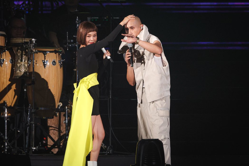 YELLOW黃宣(右)擔任彭佳慧演唱會嘉賓，讓她摸頭獲得好運。記者李政龍／攝影