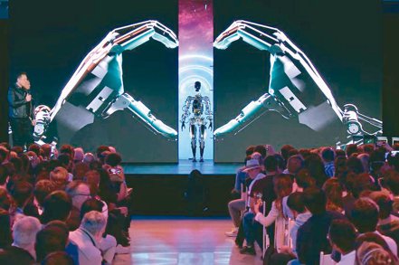 特斯拉「2022 AI日」登場，人形機器人「Optimus」原型機亮相。（取自特斯拉官網）
