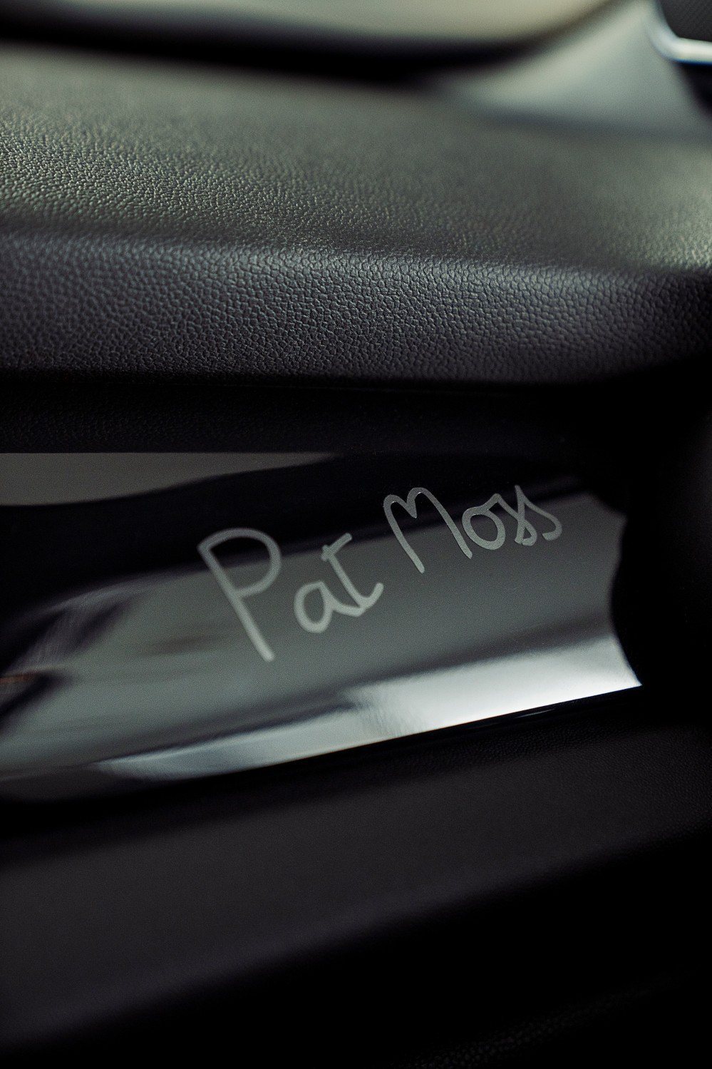 副駕駛座前方的Piano Black內裝飾板亦有Pat Moss專屬簽名設計，讓...
